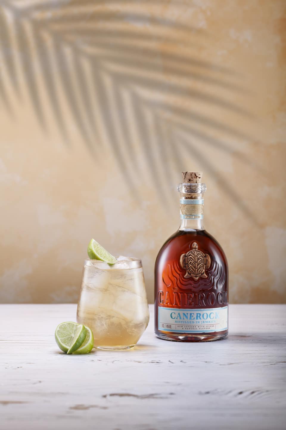 How to prepare a bright and sunny cocktail ? 1 part Canerock Jamaican Spiced Rum (40ml / 1.5oz) 2 and a half parts ginger beer (100ml / 3.5oz) Lime wedges